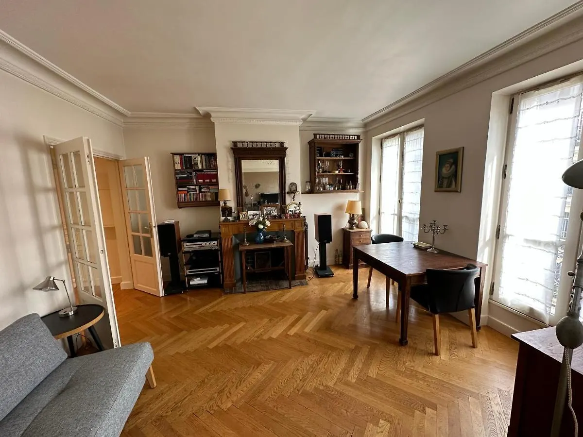 70 Sqm Apartment In 75008 Paříž