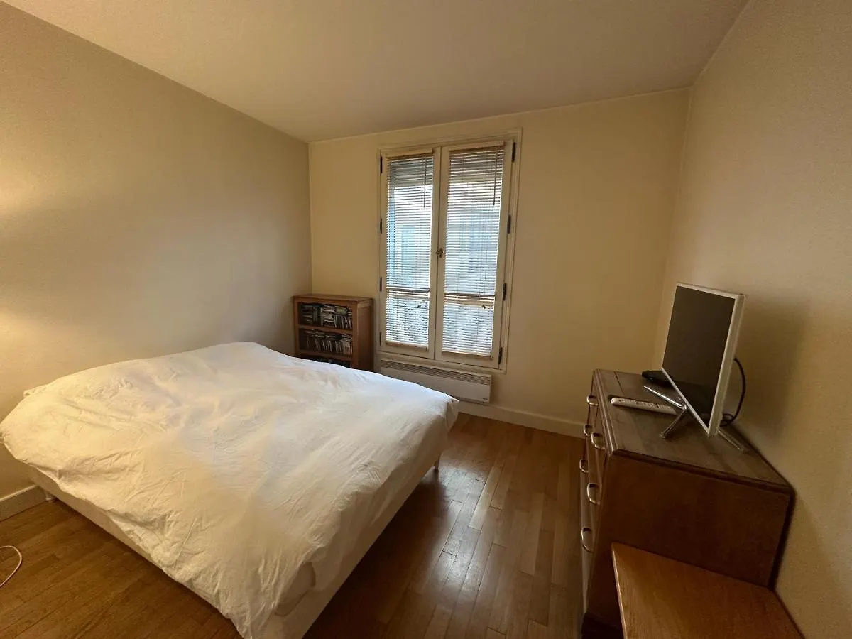 70 Sqm Apartment In 75008 Paříž