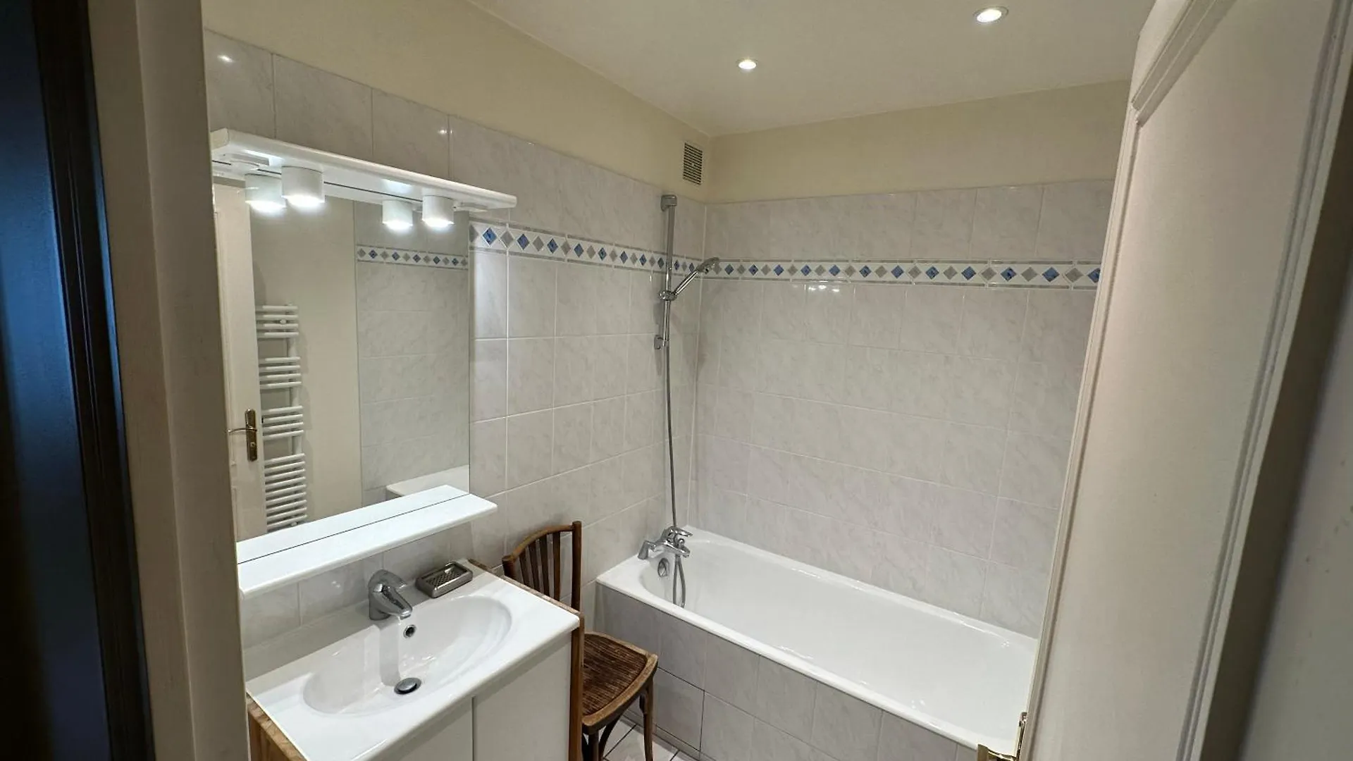 70 Sqm Apartment In 75008 Paříž Francie